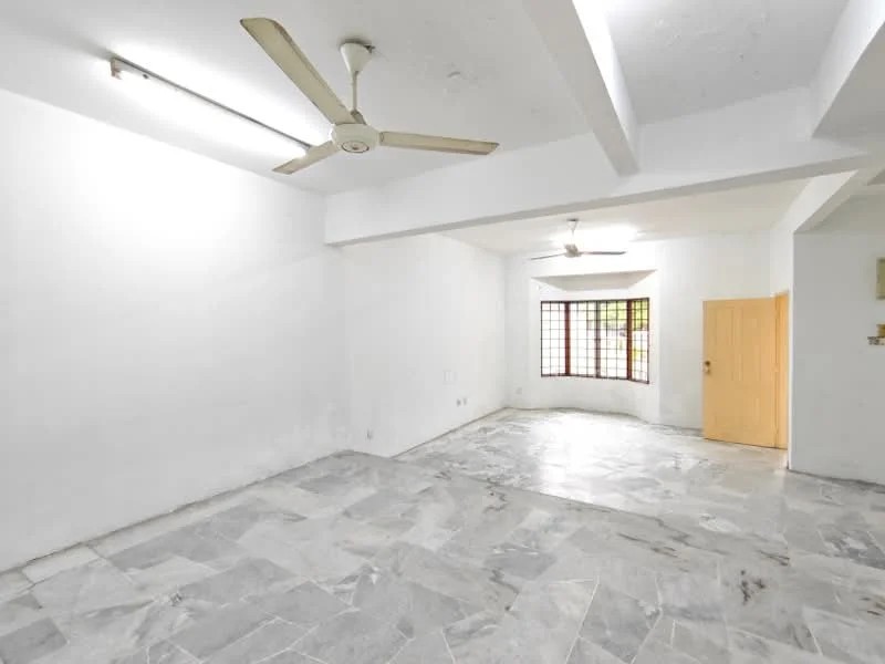 Living features: white painted walls, marble tile flooring, 5-blade ceiling fan, recessed downlights, large window with grid pattern, wooden door, open layout, natural light; style: minimalist.