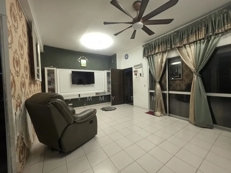 Living features: cream painted walls, wallpaper with floral pattern, white tiled flooring, 5-blade ceiling fan with light, recessed downlights, wall-mounted TV, TV console, large windows with sheer curtains, curtains in green and gold, area rug, single armchair in brown leather; style: modern.