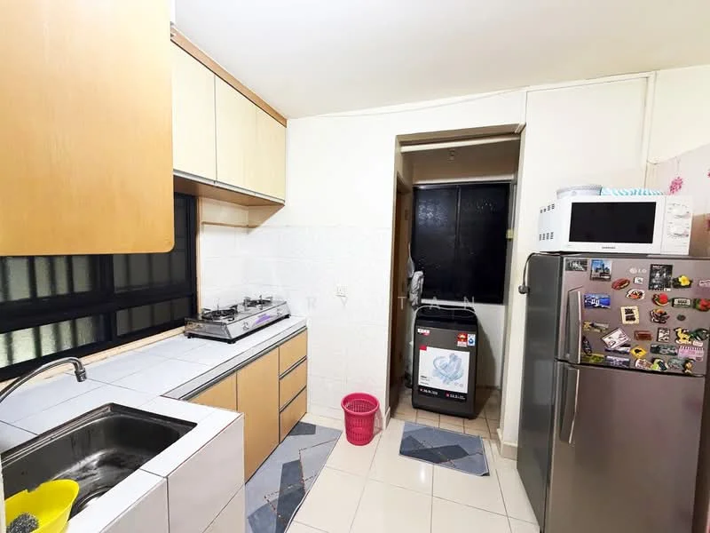 Kitchen features: single-bowl stainless-steel sink, chrome pull-down faucet, laminate cabinetry in light wood finish, white tiled backsplash, built-in gas stove, stainless-steel fridge, front-load washing machine, white ceramic tile flooring, window with black frame, grey patterned mat; style: modern.