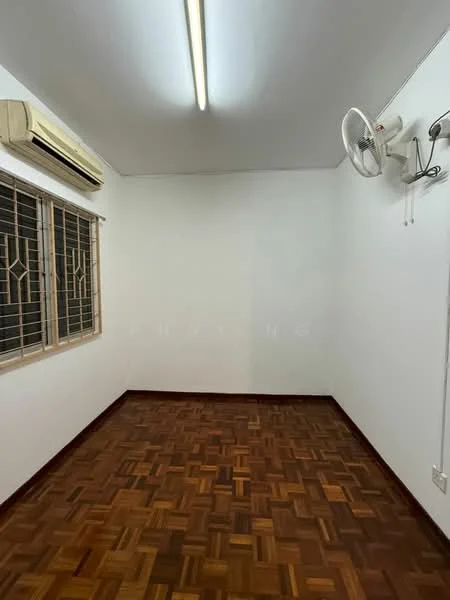 Room features: white painted walls, parquet wood flooring, 1 wall-mounted split AC, 1 ceiling fan, window with security bars, fluorescent ceiling lights.