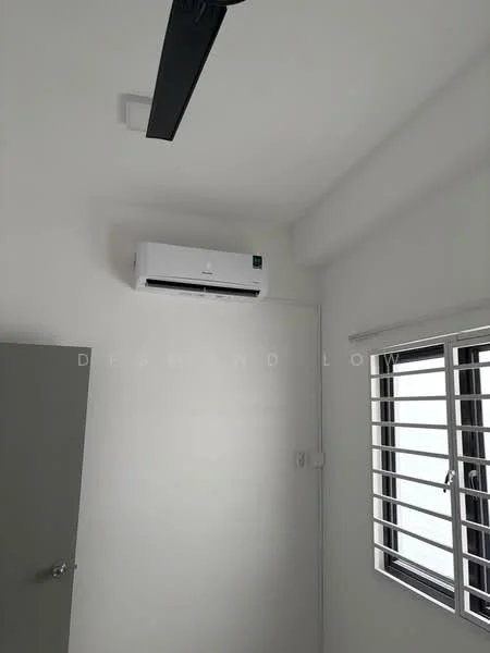 Room features: white painted walls, ceiling with recessed lighting, 1 wall-mounted split AC, window with horizontal metal grilles, light-colored door, minimalist design; style: modern.
