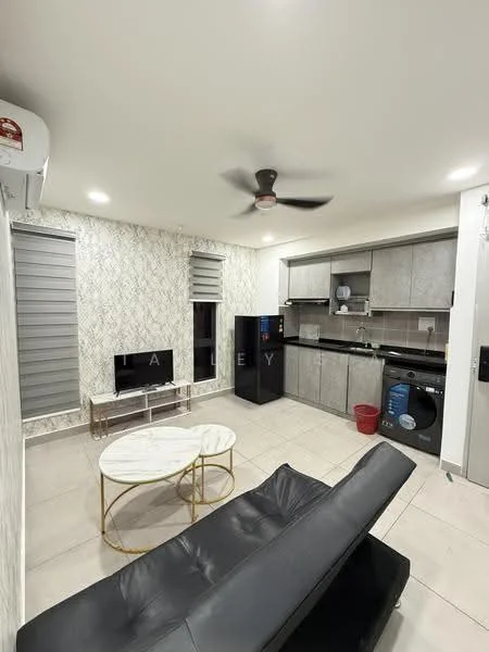 Living features: black leather sofa, white marble coffee table, wall-mounted TV, refrigerator, built-in kitchen cabinets in grey, black countertop, washing machine, ceiling fan, recessed LED downlights, window with blinds, light-colored tiled flooring, decorative wall with patterned finish; style: modern.