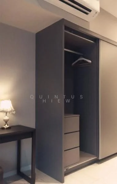 Room features: built-in wardrobe with sliding doors, hanging rod for clothes, 3-drawer storage unit, laminate finish, neutral wall color, floor tiles, 1 table lamp, side table; style: modern.