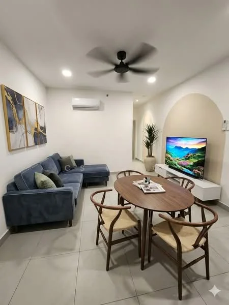 Living features: 3-seater fabric sofa in blue, ceiling fan with 5 blades, wall-mounted TV, TV console in white, decorative wall art with abstract design, potted plant, recessed lighting, grey tile flooring, light-colored painted walls, coffee table, dining table with 4 chairs; style: modern.