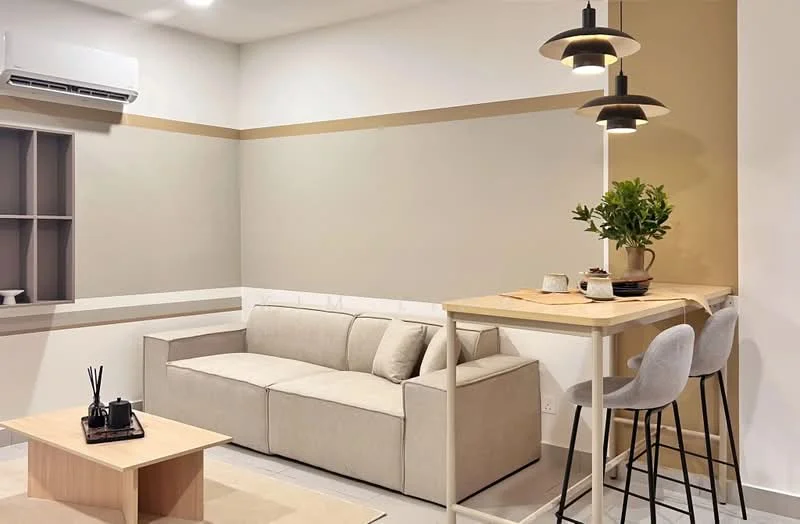 Living features: beige fabric sofa, wooden coffee table, light grey walls with a darker accent stripe, recessed wall shelf, pendant lighting, 2 bar stools, small dining table, wall-mounted split AC; style: modern.