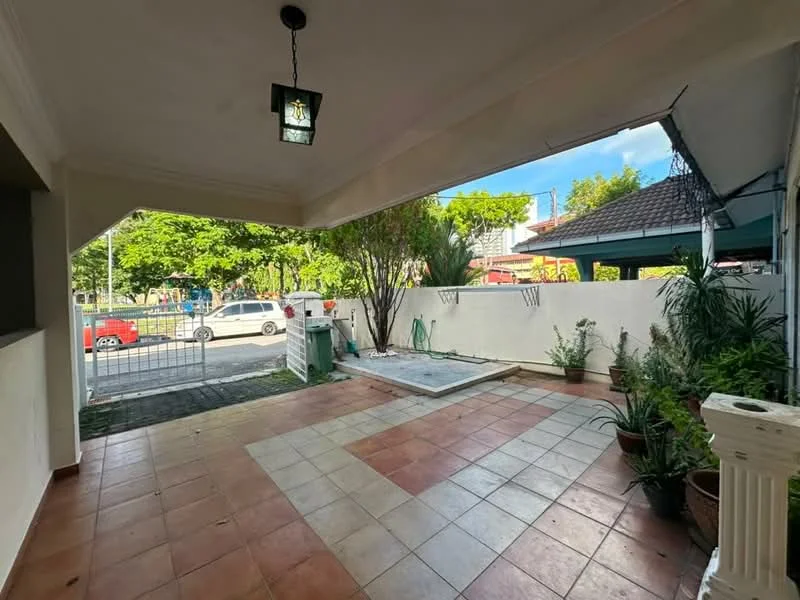 Exterior type: linked terrace house; features: tiled flooring with a mix of beige and terracotta tiles, covered porch area, garden area with potted plants, fenced boundary, street view, manicured landscaping, visible parking space, outdoor water tap; style: modern.