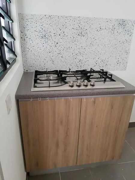 Kitchen features: gas cooktop with 5 burners, grey speckled backsplash, laminate countertop in grey, wood cabinetry with a natural finish, flooring in grey tiles; style: modern.