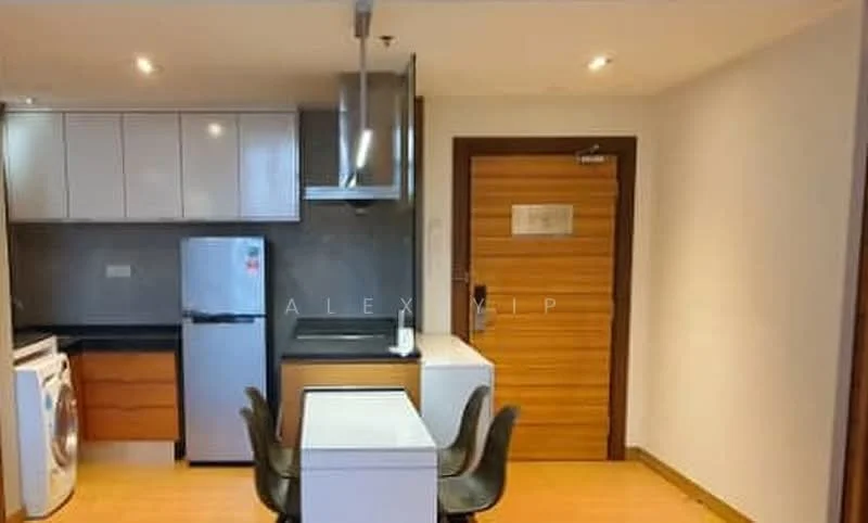 Kitchen features: white upper cabinets, wood lower cabinets, black countertop, stainless-steel sink, chrome pull-down faucet, built-in oven, stainless-steel fridge, front-load washing machine, 4-burner gas hob, exhaust hood, dining table with 4 chairs, recessed downlights, wooden flooring; style: modern.
