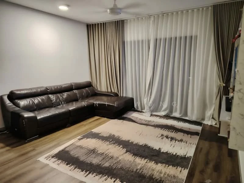 Living features: 3-seater leather sofa in dark brown, area rug with abstract pattern, wooden flooring, floor-to-ceiling windows, sheer curtains, blackout curtains, ceiling fan, recessed downlights; style: modern.
