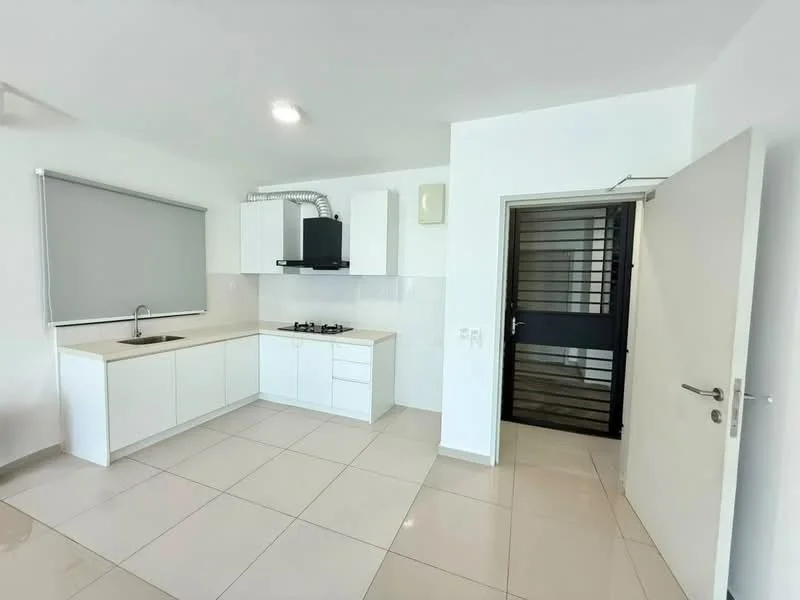 Kitchen features: white shaker cabinets, laminate countertop, single-bowl stainless-steel sink, chrome pull-down faucet, 4-burner gas hob, built-in range hood, ceramic tile flooring, recessed downlights, grey roller blinds, wall-mounted AC unit; style: modern.