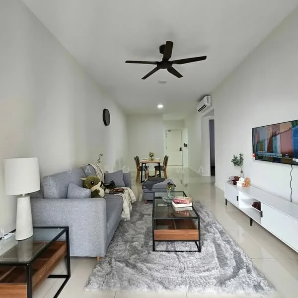Living features: 3-seater fabric sofa in grey, coffee table with wooden top and metal frame, area rug with geometric pattern, wall-mounted TV, TV console in white, ceiling fan with 5 blades, decorative plant on console, wall-mounted air conditioning unit, dining table with 4 chairs, light-colored walls, tile flooring; style: modern.