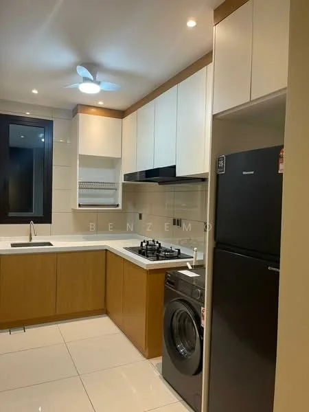 Kitchen features: white upper cabinets, wood lower cabinets, granite countertop, single-bowl stainless-steel sink, chrome pull-down faucet, 4-burner gas hob, built-in oven, black refrigerator, front-load washing machine, white tiled backsplash, recessed downlights, ceiling fan; style: modern.