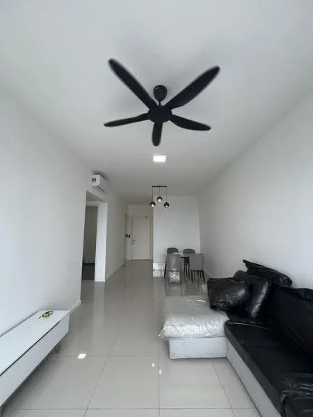 Living features: black leather sofa, 3-seater sofa, white wall, glossy white tile flooring, 5-blade ceiling fan in black, dining table with chairs, recessed ceiling lights, air conditioning unit on wall, decorative wall shelf, neutral decor; style: modern.
