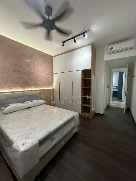 Bedroom features: queen-size bed, upholstered headboard, wooden flooring, built-in wardrobe with sliding doors, wall-mounted air conditioning unit, recessed downlights, ceiling fan, decorative wall with textured finish, nightstand, window with blinds; style: modern.