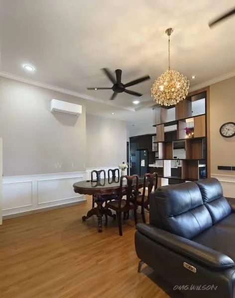 Living features: 5-blade ceiling fan with integrated LED light, chandelier, wall-mounted split AC, dark leather sofa, round dining table, 4 dining chairs, wooden flooring, wall-mounted clock, built-in shelving unit, white wainscoting, recessed downlights; style: modern.