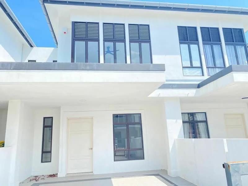 Exterior type: linked terrace house; features: white painted facade, large windows with black frames, flat roof, two-storey structure, balcony on upper level, concrete walkway, minimalist design, surrounded by clear blue sky; style: modern.
