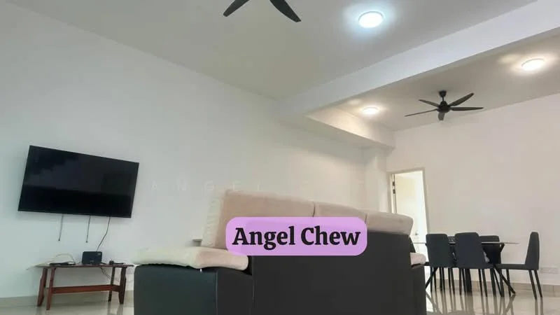 Living features: light-coloured walls, recessed downlights, 2-blade ceiling fan, 3-seater fabric sofa, wall-mounted TV, wooden coffee table, dining table with chairs, glossy tile flooring; style: modern.