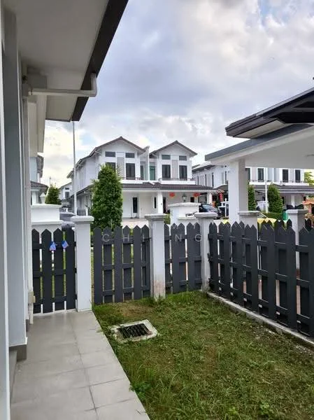 Exterior type: linked terrace house; features: grey wooden fence, manicured lawn, paved walkway, two-storey houses in background, gabled roofs, decorative elements on facade, outdoor lighting fixtures, green shrubs, cloudy sky; style: modern.