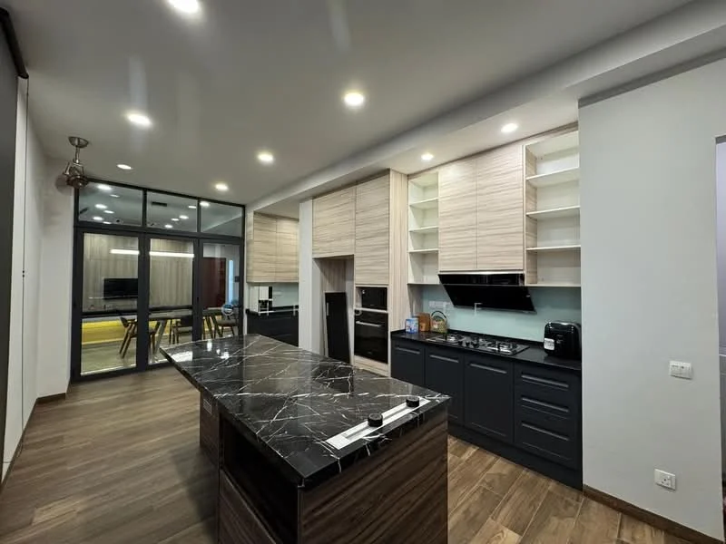 Kitchen features: black marble countertop, wood cabinetry in light finish, black kitchen appliances, built-in oven, 4-burner gas hob, single-bowl stainless-steel sink, chrome pull-down faucet, open shelving, pendant light, recessed downlights, wooden flooring, floor-to-ceiling windows, island with seating area; style: modern.