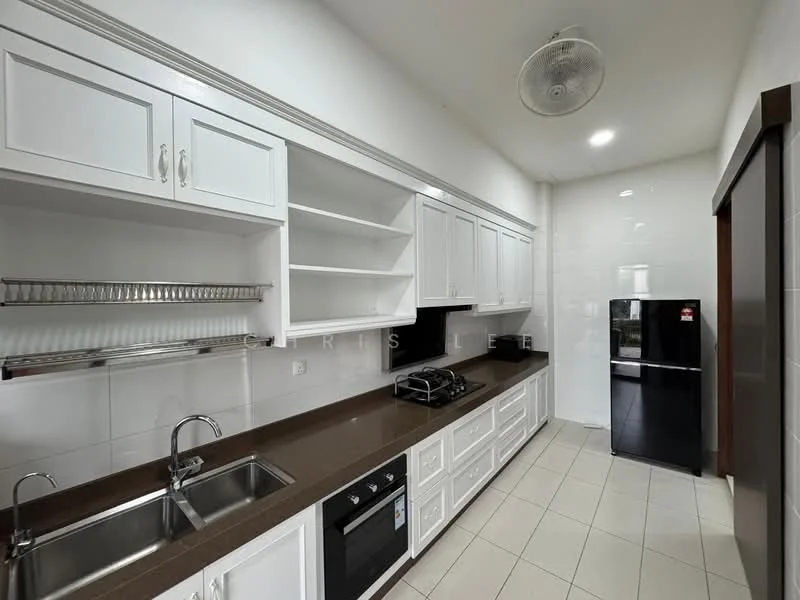Kitchen features: white shaker cabinets, brown granite countertop, double-bowl stainless-steel sink, chrome pull-down faucet, built-in gas hob, stainless-steel range hood, open shelving, ceramic tile flooring, refrigerator, wall-mounted lighting, white tiled backsplash; style: modern.