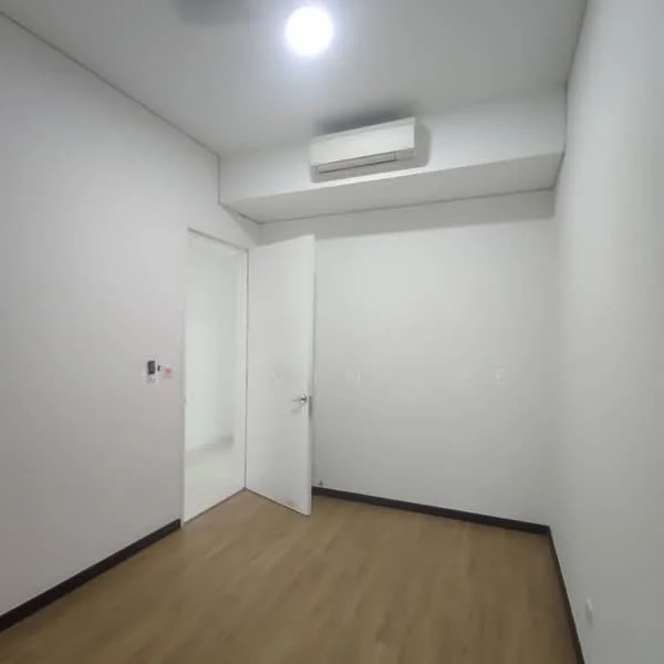 Room features: white painted walls, laminate flooring, 1 wall-mounted split AC, ceiling light, door with handle, neutral color scheme; style: modern.