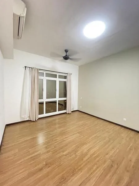 Living features: laminate flooring, light grey painted walls, white ceiling, 5-blade ceiling fan with light, floor-to-ceiling windows, sheer curtains, sliding glass door, natural light; style: modern.