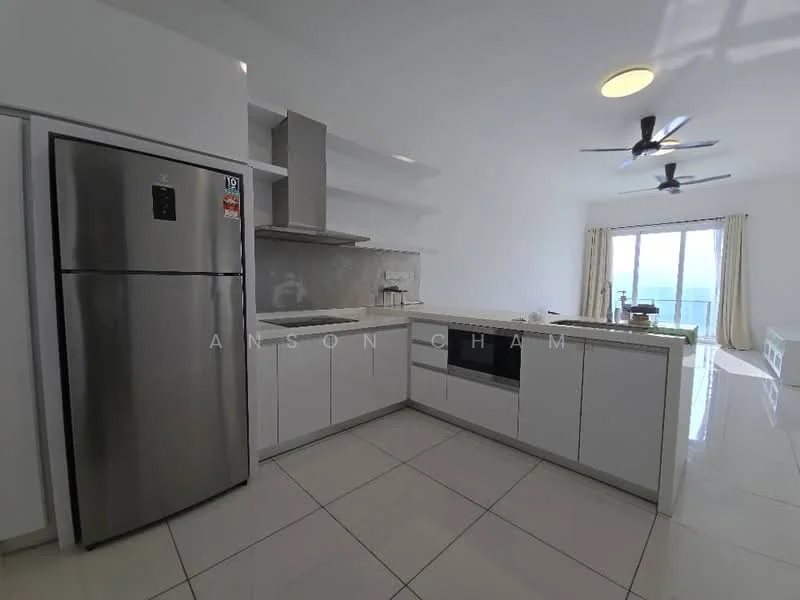 Kitchen features: stainless-steel fridge, built-in oven, 4-burner gas hob, white shaker cabinets, white quartz countertop, grey backsplash, single-bowl stainless-steel sink, chrome pull-down faucet, pendant light, 2-blade ceiling fan, floor-to-ceiling windows, sliding glass door, tile flooring; style: modern; view: city.