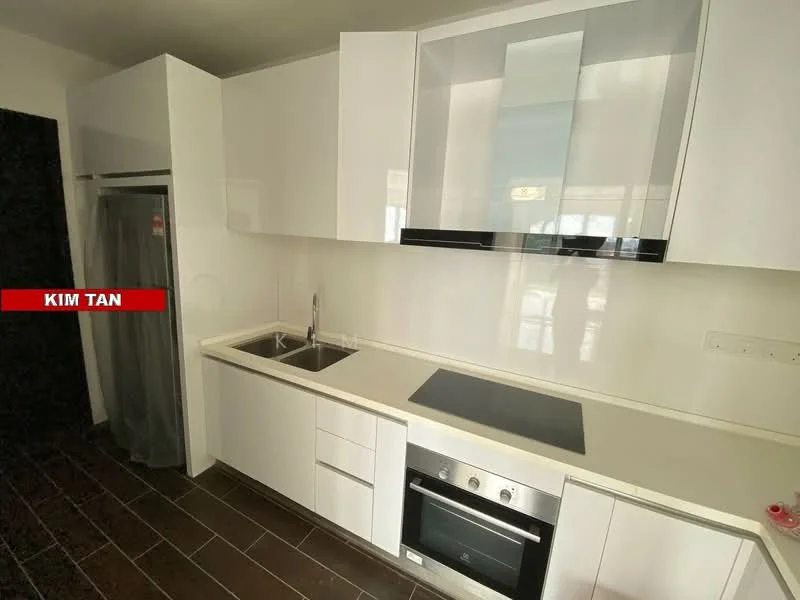 Kitchen features: white cabinetry, stainless-steel fridge, single-bowl stainless-steel sink, chrome pull-down faucet, black glass cooktop, built-in oven, white quartz countertop, tile backsplash, dark wood flooring, recessed downlights; style: modern.