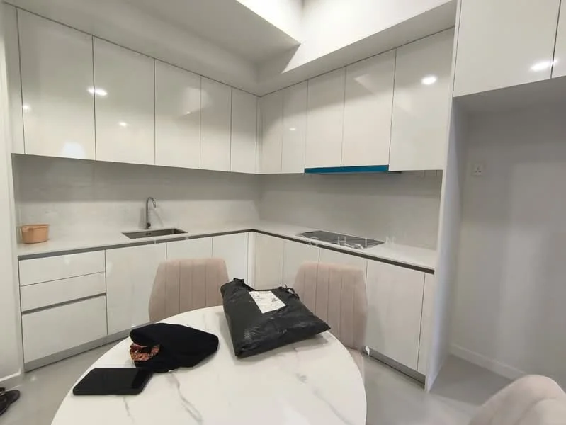 Kitchen features: white glossy cabinetry, single-bowl stainless-steel sink, chrome pull-down faucet, white quartz countertop, built-in induction hob, white tiled backsplash, recessed downlights, marble dining table, upholstered dining chairs, open shelving, integrated appliances, light grey flooring; style: modern.