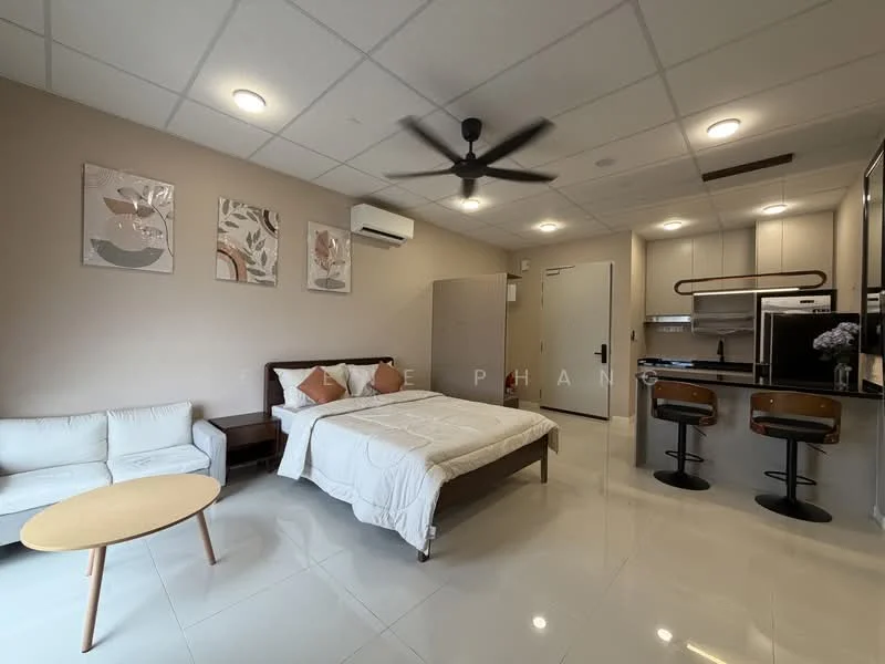 Living features: queen-size bed, upholstered headboard, 2 bedside pillows, white bedding, sofa in white fabric, round wooden coffee table, wall-mounted TV, ceiling fan with light, recessed downlights, kitchenette with bar stools, kitchen cabinets in dark wood, microwave, refrigerator, countertop with sink; style: modern.