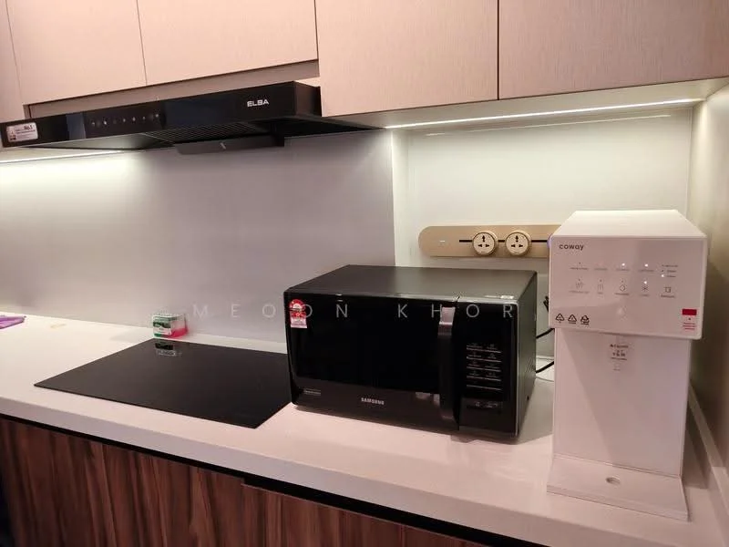 Kitchen features: white quartz countertop, built-in kitchen cabinets in light wood, black glass cooktop, stainless-steel range hood, black microwave, white water dispenser, multiple power outlets, under-cabinet lighting; style: modern.