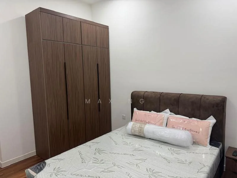 Bedroom features: queen-size bed, upholstered headboard, wooden wardrobe with sliding doors, decorative pillows, wooden flooring, white painted walls, bedside decor, area rug; style: modern.