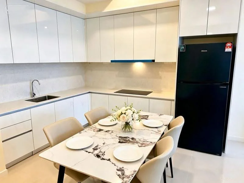 Kitchen features: white high-gloss cabinetry, marble-patterned dining table, beige upholstered dining chairs, stainless-steel single-bowl sink, chrome pull-down faucet, black refrigerator, built-in cooktop, white countertop, tile backsplash, recessed downlights; style: modern.