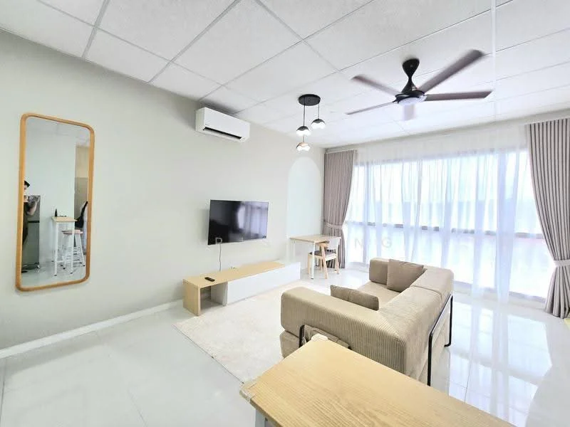 Living features: sofa in beige fabric, coffee table in light wood, wall-mounted TV, floor-to-ceiling windows, sheer curtains, 5-blade ceiling fan with light, mirror with wooden frame, light-colored wall, white tiled flooring, air conditioning unit; style: modern.