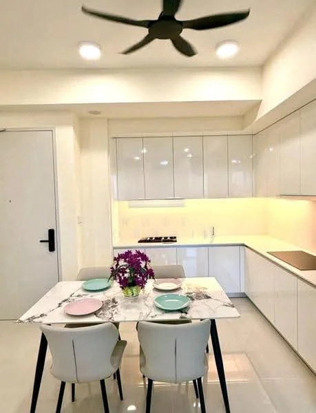 Kitchen features: white cabinetry, marble dining table, 4 dining chairs, stainless-steel gas hob, built-in oven, white backsplash, recessed LED downlights, ceiling fan, white tiled flooring, kitchen island, decorative flower arrangement; style: modern.