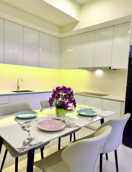 Kitchen features: white glossy cabinetry, marble-patterned dining table, 4 dining chairs, stainless-steel sink, chrome faucet, built-in oven, induction cooktop, white tiled backsplash, under-cabinet lighting, decorative flower vase, light-colored flooring; style: modern.