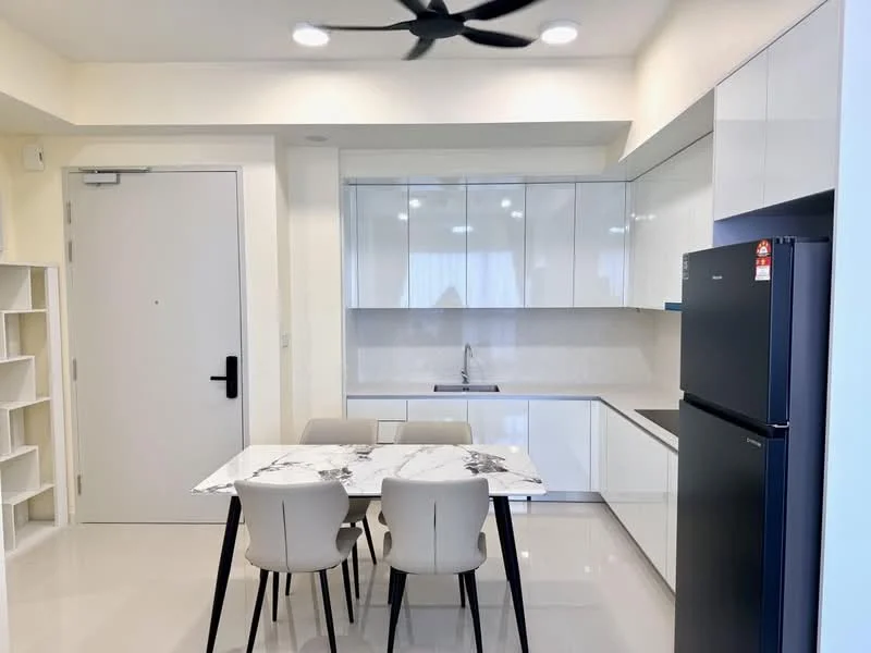 Kitchen features: white glossy cabinetry, marble-patterned dining table, 4 upholstered dining chairs, stainless-steel fridge, single-bowl stainless-steel sink, chrome pull-down faucet, white countertop, recessed downlights, ceiling fan, open shelving, white tiled backsplash, grey laminate flooring; style: modern.