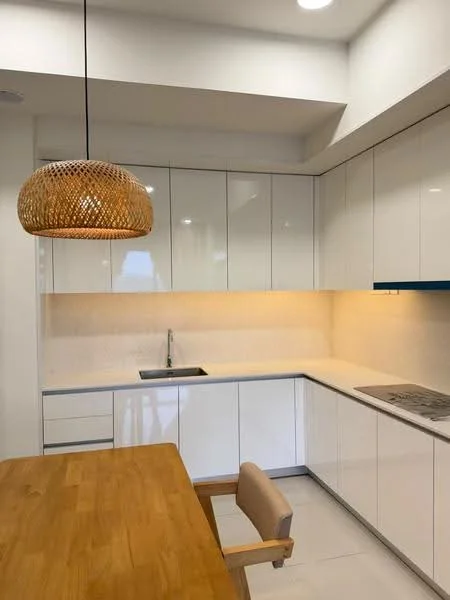 Kitchen features: white glossy cabinetry, light beige countertop, single-bowl stainless-steel sink, chrome pull-down faucet, built-in gas cooktop, pendant light with woven design, wooden dining table, beige dining chair, white tiled backsplash, recessed ceiling lights, open shelving, drawer storage; style: modern.