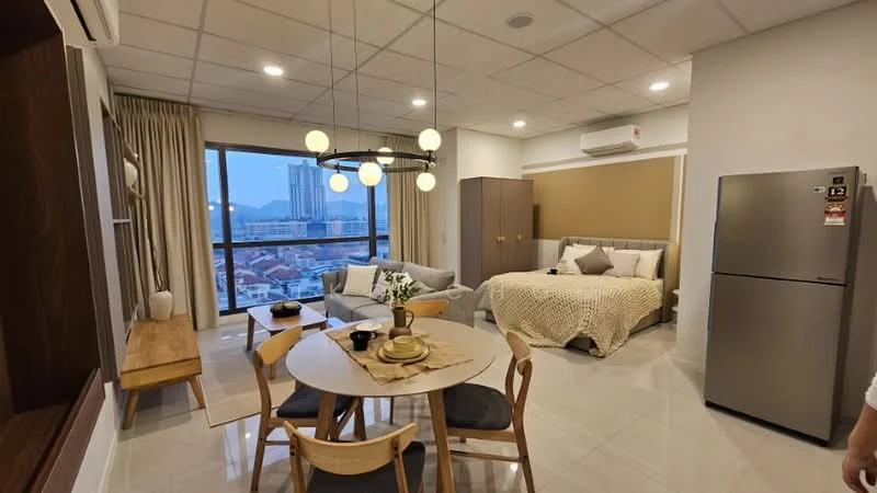 Living features: floor-to-ceiling windows, city view, queen-size bed, upholstered headboard, bedding in neutral tones, 2 bedside lamps, wooden dining table, 4 dining chairs, stainless-steel fridge, wooden side table, decorative vase, light-colored curtains, recessed ceiling lights, air conditioning unit; style: modern; view: city.
