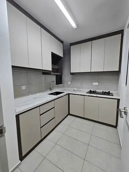 Kitchen features: L-shaped kitchen layout, white quartz countertop, light beige cabinetry, stainless-steel sink, chrome pull-down faucet, built-in gas hob, wall-mounted cabinets, grey tiled backsplash, ceramic tile flooring, LED strip lighting, recessed downlights; style: modern.