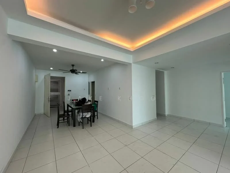 Living features: white painted walls, tile flooring, tray ceiling with recessed lighting, 5-blade ceiling fan, dining table with chairs, open layout, large windows, neutral color palette; style: modern.