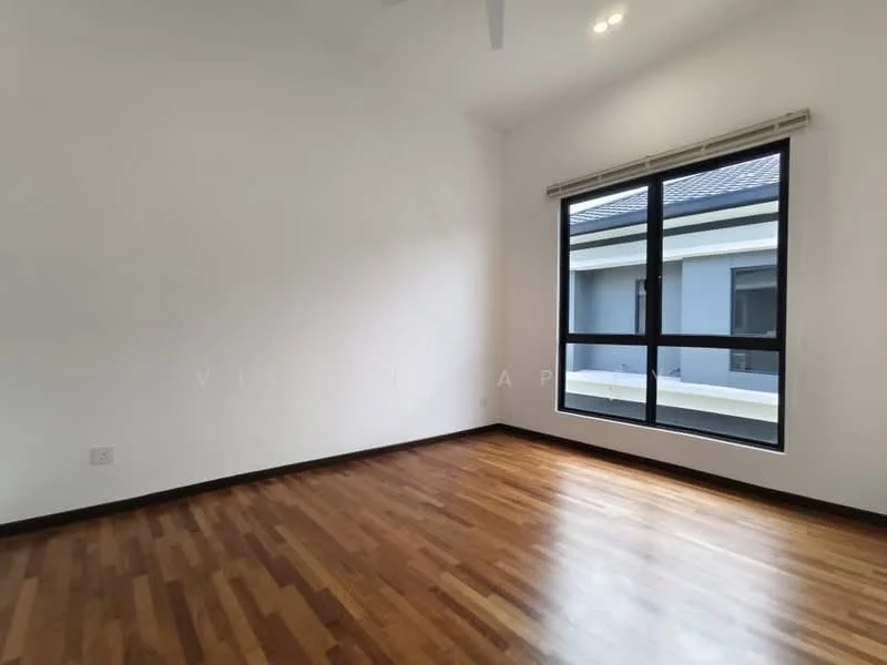 Room features: wooden flooring, white painted walls, large window with black frame, ceiling fan, natural light, minimalist design; style: modern.