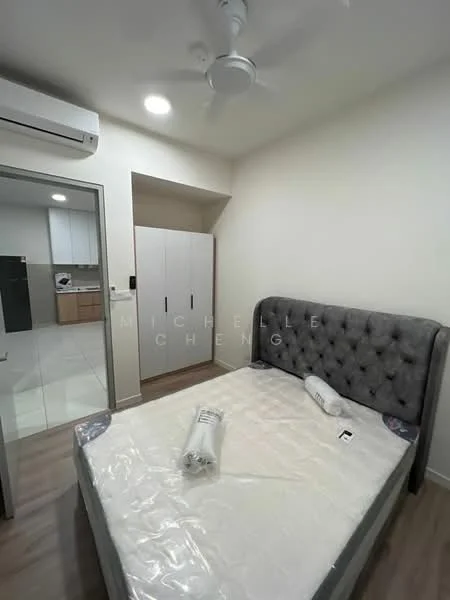 Bedroom features: queen-size bed, upholstered headboard, 2 pillows, wall-mounted split AC, 5-blade ceiling fan, built-in wardrobe with sliding doors, light-colored walls, laminate flooring, recessed ceiling lights; style: modern.