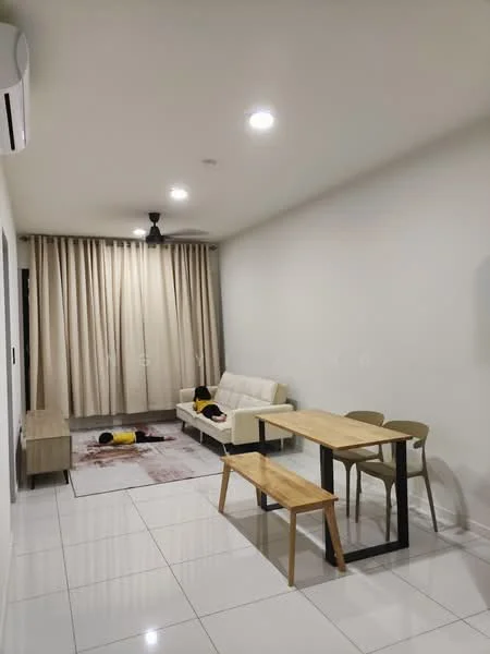 Living features: white painted walls, glossy white tile flooring, 5-blade ceiling fan with light, sofa in white leather, wooden coffee table, dining table with black metal legs, 4 dining chairs, curtains in beige, wall-mounted air conditioning unit, area rug with geometric pattern; style: modern.