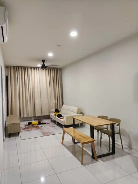 Living features: white painted walls, glossy white tile flooring, 5-blade ceiling fan with light, recessed downlights, sofa in white leather, wooden coffee table, dining table with black metal legs, 4 dining chairs in beige, curtains in light beige, area rug with geometric pattern; style: modern.