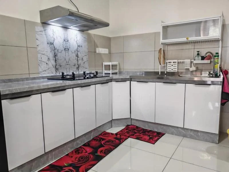 Kitchen features: L-shaped kitchen layout, grey marble countertop, white flat-panel cabinets, stainless-steel gas hob, stainless-steel range hood, white backsplash with marble pattern, double-basin stainless-steel sink, kitchen utensils rack, decorative rug with rose pattern, tile flooring in white, wall-mounted storage shelf; style: modern.