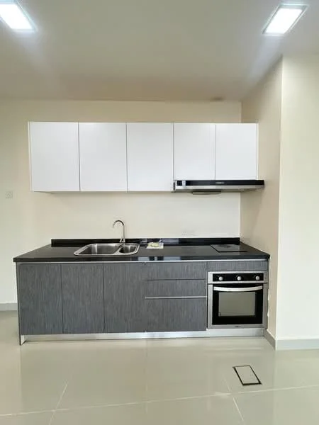 Kitchen features: single-bowl stainless-steel sink, chrome pull-down faucet, black granite countertop, white upper cabinets, grey lower cabinets, built-in oven, stainless-steel range hood, 4-burner gas hob, ceramic tile flooring, recessed LED downlights; style: modern.