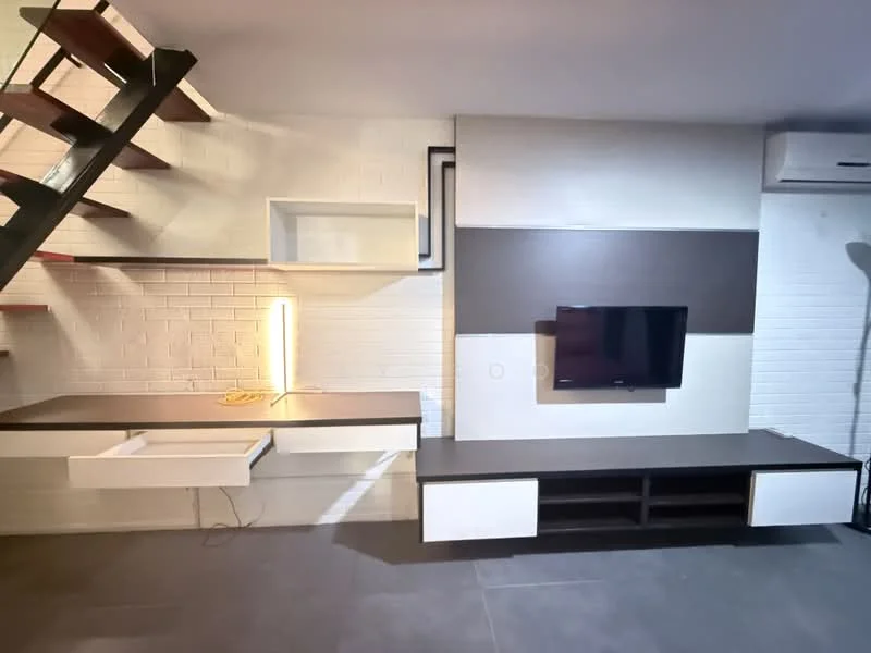 Living features: white painted walls, dark wood flooring, built-in TV console, wall-mounted TV, floating shelves, desk with drawer, LED floor lamp, air conditioning unit, exposed staircase, recessed lighting; style: modern.