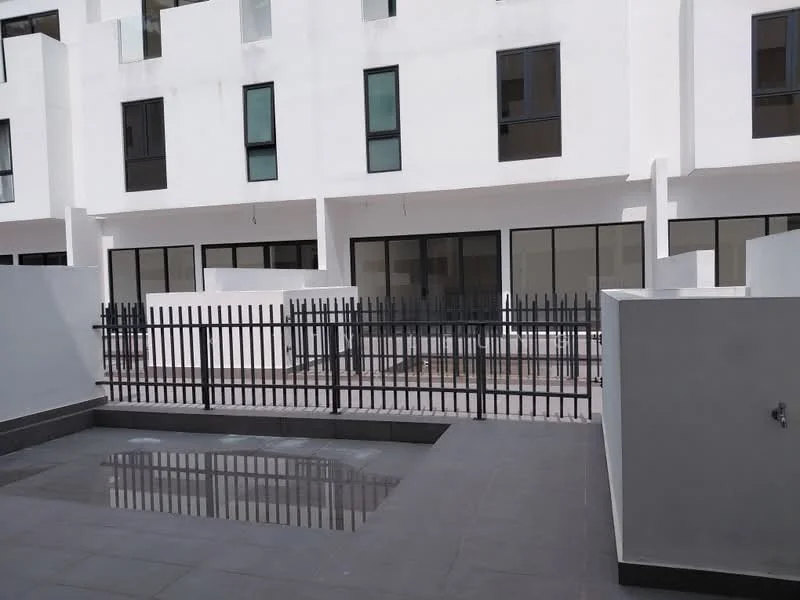 Exterior type: linked terrace house; features: white painted facade, glass windows, black metal fencing, paved outdoor area, minimalist design, two-storey structure, outdoor space with water reflection; style: modern.