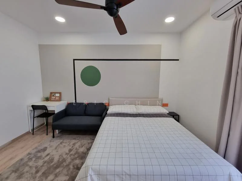 Bedroom features: queen-size bed with white bedding, upholstered headboard, sofa in dark blue fabric, wooden flooring, recessed downlights, 5-blade ceiling fan, wall-mounted air conditioning unit, study desk with chair, decorative wall with green circle and black line, curtains in light beige, area rug in light grey; style: modern.